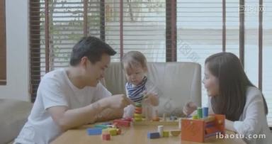 <strong>快乐</strong>的母亲, 父亲和小亚洲男孩玩木制玩具积木在家里